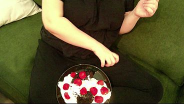 ARABIAN SNOWWHITE – BEST FOOD PORN & FEMALE MASTURBATION WITH CHOCOLATE CAKE & STRAWBERRY